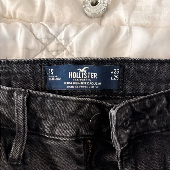 Hollister Women's High Rise Black Jeans - Picture 4 of 4